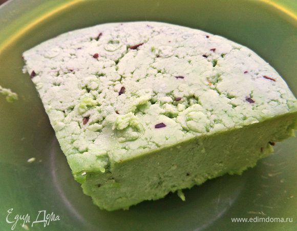 Переходим к начинке. Я уже знакомила вас с творожным сыром ручной работы с базиликом. Но можно взять обычный тертый твердый сыр, растереть его с половиной пачки творога, добавить базилик, кто любит.