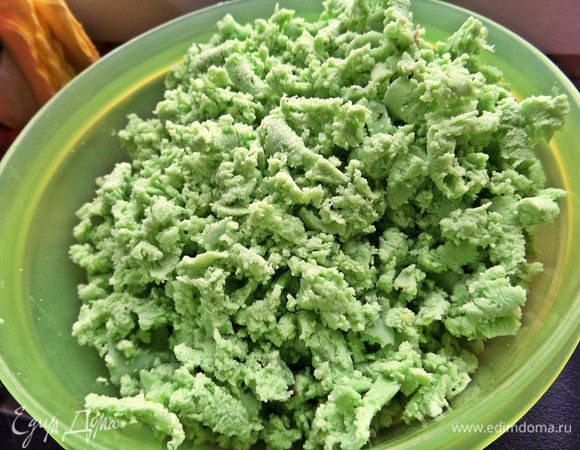 Натереть сыр на крупной терке.