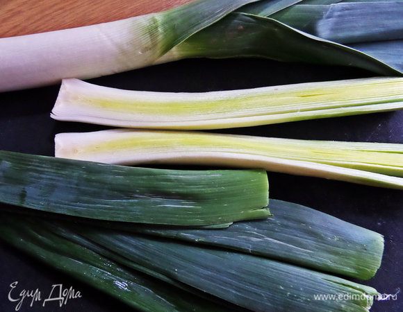 Я взяла лук-порей, но можно простой зеленый лук.