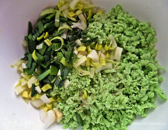 Смешать лук с сыром, посолить, поперчить.