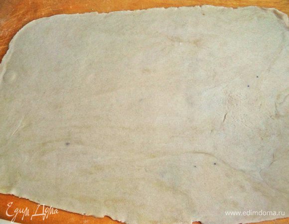Готовое тесто раскатать на доске с мукой тонко, но не совсем как на пельмени.