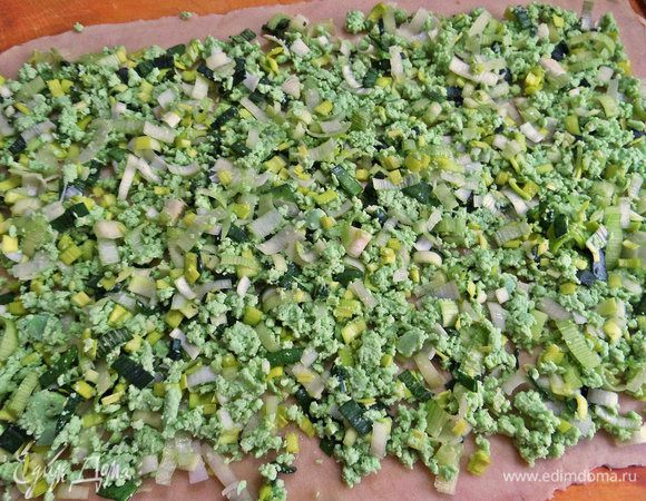 Нанести начинку, оставив краешки пустыми.