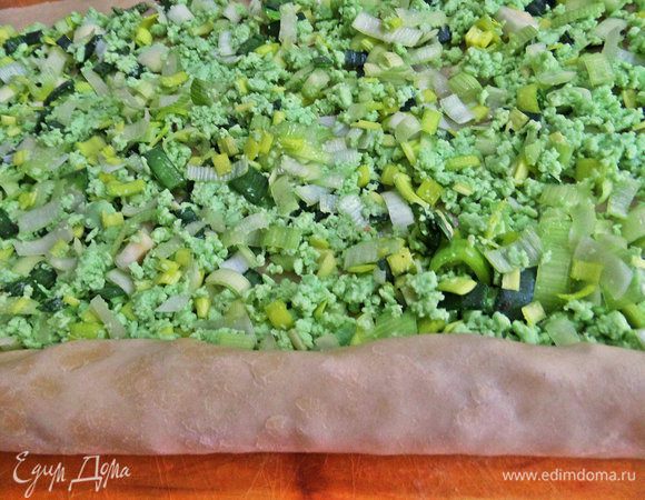 Начинаем сворачивать в плотный рулет с широкой стороны.