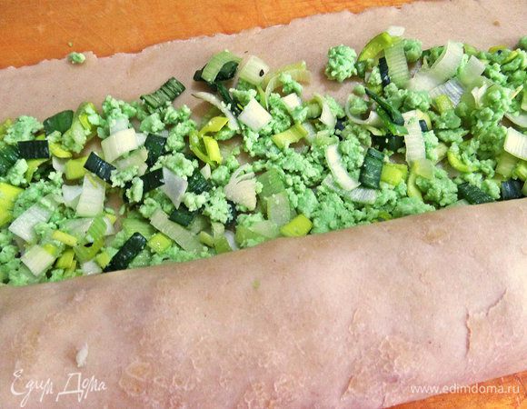 Фиксируем шов, прячем его снизу.