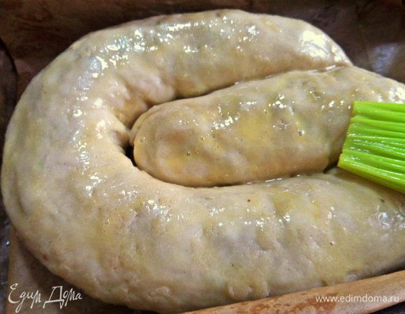 Переносим в форму, постеленную смазанным пергаментом. Смазываем верх оставшимся яйцом.