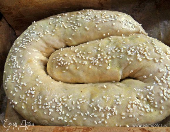 Посыпаем кунжутными или другими семечками. Ставим в разогретую до 180°C духовку.