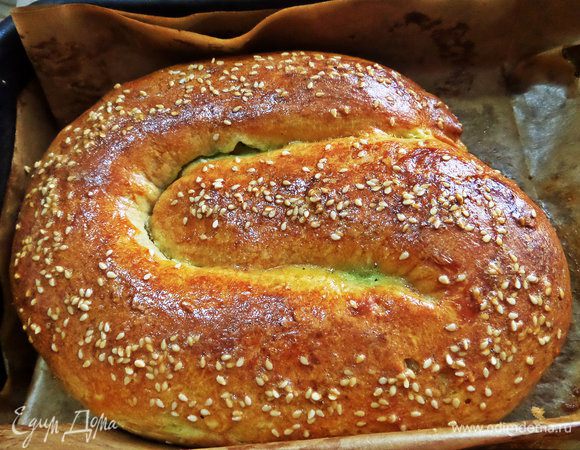 Через полчаса мой пирог был готов. Готовую банницу рекомендуется полить сливочным маслом, но он и так вкусен!