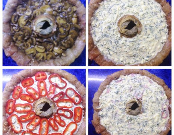 Следующий слой — это наша остывшая грибная начинка, в которую нужно добавить белок и тщательно размешать. Распределяем равномерно грибы по всей поверхности формы. На этом этапе я уже поняла свой второй промах. По количеству начинки было видно, что мне не хватит длины мяса, чтобы полностью покрыть весь пирог. Но я не хотела оставлять никаких ингредиентов, т.к. понимала, что просто их выброшу в итоге, если не использую по назначению.
На грибы выкладываем 1/2 часть оставшейся заливки, опять укладываем красный перец и снова заливка.