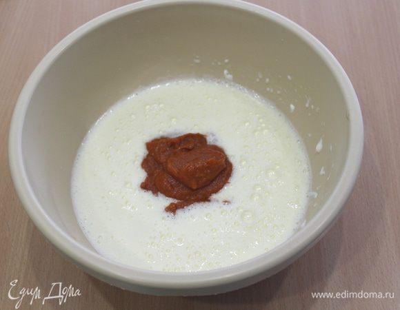 Добавить хороший томатный соус (я использовала этот: http://www.edimdoma.ru/retsepty/76021-tomatnyy-sous-iz-zapechennyh-ovoschey)