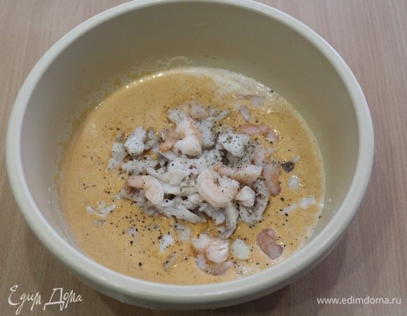 Рыбу нарезать кусочками, сложить в кастрюлю, залить водой и чуть присолить. Довести до кипения, снять с огня, дать постоять около 3 минут. Рыбу и креветки добавить к соусу. Посолить. Поперчить по вкусу. Перемешать.