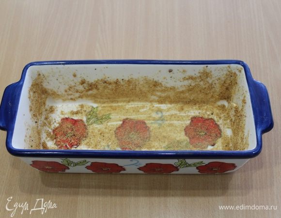 Форму смазать сливочным маслом, посыпать панировочными сухарями.