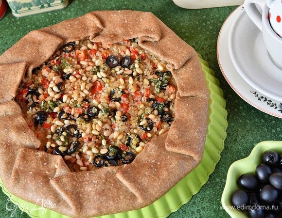 Минут за 10-15 до окончания приготовления убрать (если использовали) фольгу и полить ароматной смесью галету. Щедро присыпать кедровыми орешками. С орешками очень вкусно! Не забудьте посыпать :)
Допечь галету до готовности.