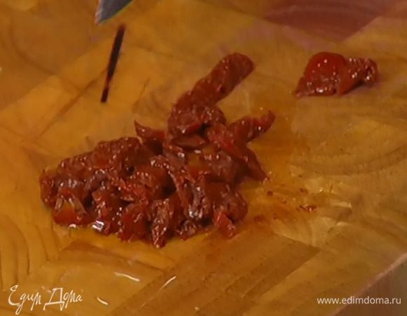 Помидоры нарезать небольшими кусочками и отправить в салат. 