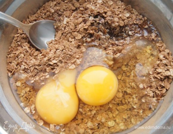 Добавить яйца и растительное масло. Хорошенько перемешать. 