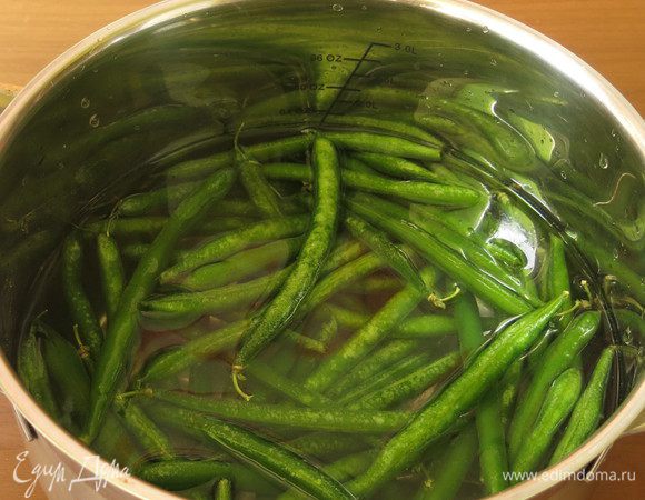 Отвариваем фасоль — заливаем холодной водой, солим и варим с момента закипания 7 минут, свежую фасоль варим меньше. Успех этого блюда определяется качеством фасоли, она должна быть молодой, без прожилок жестких.