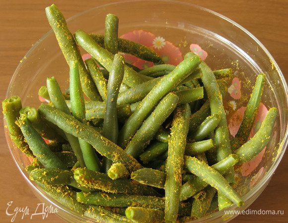 Отрезаем хвостики, у свежей фасоли это можно сделать до варки, пересыпаем заготовку травами.