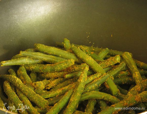 Разогреваем масло и жарим фасоль 5 минут.