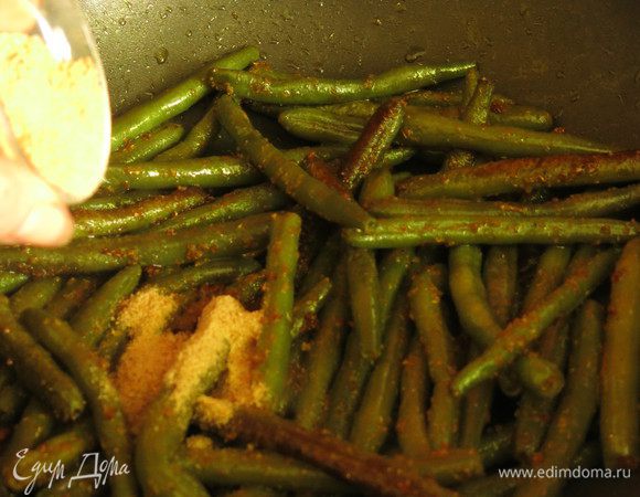 Насыпаем сухари, перемешиваем и обжариваем еще 5 минут. Количество сухарей вариабельно, кто как любит, больше, меньше панировки.