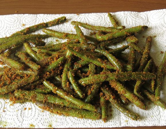 Выкладываем "палочки" на салфетку — лишний жир уходит. Приятного аппетита!