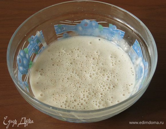 Наливаем молоко в емкость, оставляем на 2-3 дня на скисание, периодически помешиваем.