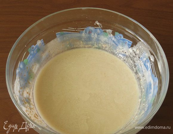 Через время в тепле напиток приобретет легкую кислинку — кладем в него ягоды, можно подсластить и пить. Приятного аппетита!