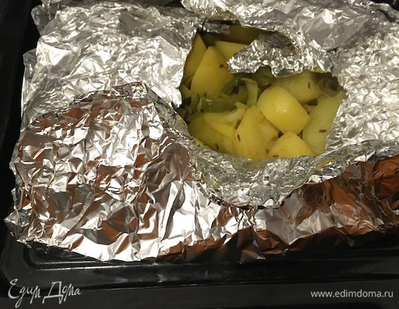 Плотно завернуть фольгу. 
Поставить в духовку на 200°С на 40-50 минут, учитывая, какая духовка и какой картофель. Вынимать из фольги прямо перед подачей, чтобы картофель не успел остыть.