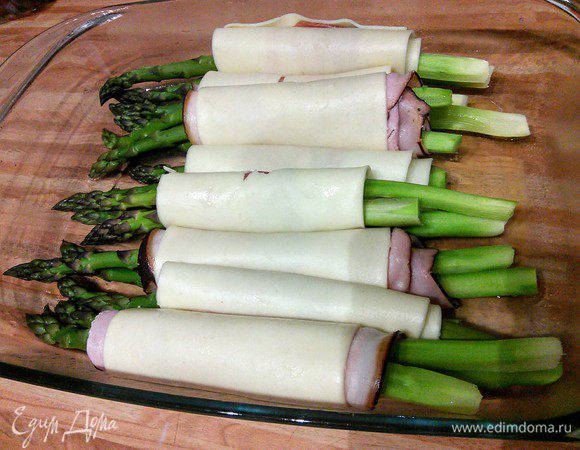 Сложить все рулеты в форму. Пармезан натереть на мелкой терке.