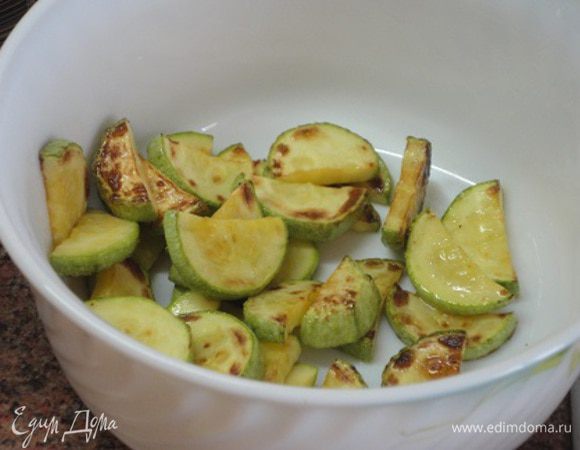 В сковороде хорошо разогреваем растительное масло и обжариваем все овощи по отдельности, буквально по паре минут, чтобы образовалась румяная корочка.