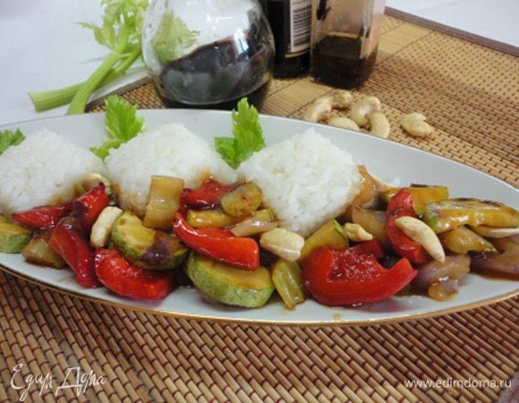 К этому времени рис уже готов. Подхватываем вилкой пакетик, даем стечь воде, разрезаем и сервируем блюдо. Орехи (по желанию) добавляем или сразу к овощами или при подаче на стол.