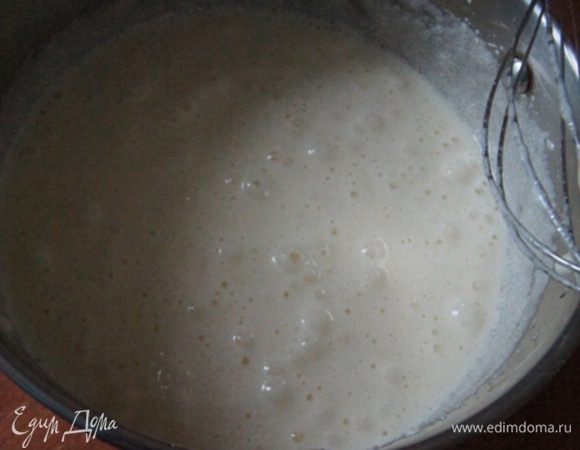 Сначала приготовим шоколадный крем,так как он должен остыть, поэтому лучше сделать его накануне. Приготовить водяную баню. Яйца взбить миксером с ванильным и обычным сахаром. Я взбивала около 3 минут на большой мощности.