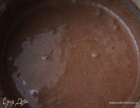 Добавить муку,какао,молоко, хорошо перемешать и поставить на водяную баню.варить около 10-12 минут, смесь начнет густеть. По состоянию похожа на тесто ,чуть гуще чем на блины.