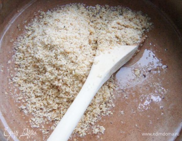 Добавить измельченный фундук (я сначала подсушила его и сняла шкурку). Перемешать и проварить еще 3 минуты. Крем охладить.