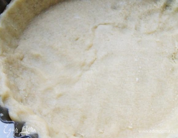 Песочное тесто (у меня от компании "Сибирский Гурман") заранее достать из морозилки, поместить в холодильник.Через 3 часа тесто будет готово к использованию. Форму для пирога (у меня 22-24 см) смазать маслом и распределить по нему тесто с ботиками. В раскатывании это тесто не нуждается. Просто распределила его руками по форме.