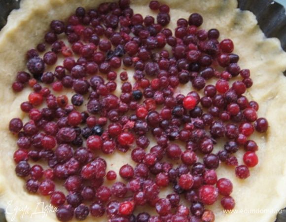 Клюкву, не размораживая,всыпать на тесто.