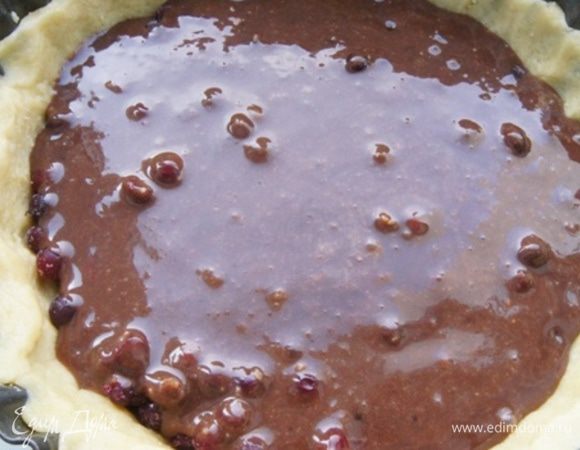 Сверху вылить охлажденный крем.
Поставить в разогретую до 190°С духовку. Выпекать 15 минут, потом снизить температуру до 160°С и выпекать еще 15 минут.
