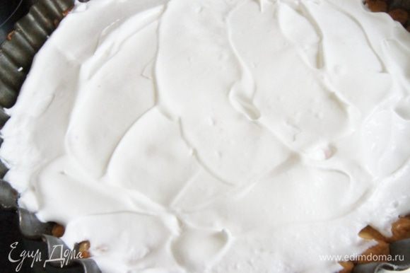 Белки взбить с сахарной пудрой до твердых пиков. Достать пирог из духовки, распределить белки сверху.