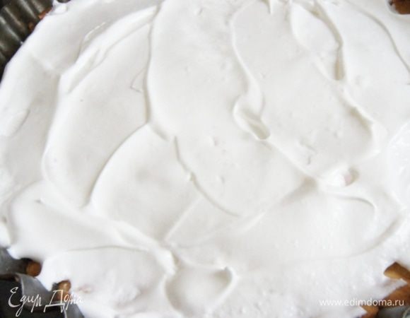 Белки взбить с сахарной пудрой до твердых пиков. Достать пирог из духовки, распределить белки сверху.

