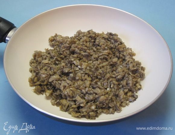 Суп и хлеб надо готовить параллельно. Начну с описания приготовления супа, чтобы самой не запутаться и вас не запутать)
Грибы, я взяла вешенку, вымыть, мелко нарезать, выложить на сухую сковороду, нагреть. При нагревании грибы отдадут воду, выпарить ее, добавить 1 столовую ложку растительного масла, обжарить.