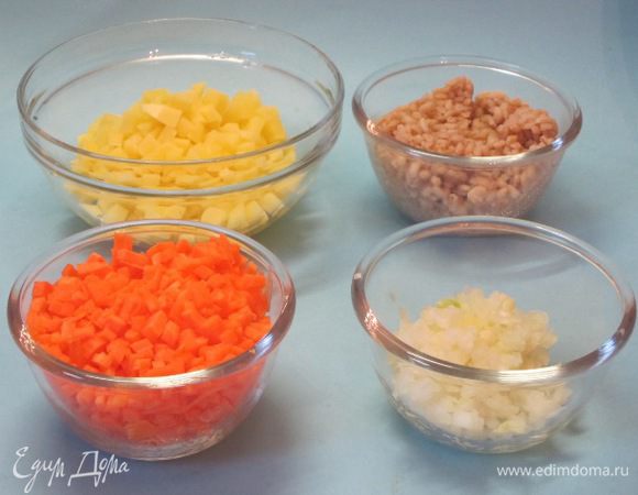 Лук очистить, мелко нарезать. Морковь очистить, нарезать мелкими кубиками, можно натереть на крупной терке, но я не ищу легких путей в кулинарии, потому резала ножом. Картофель очистить, нарезать кубиками.