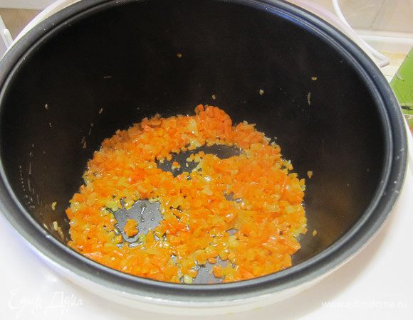 Обжарить в течение 10 минут. Я жарю на программе "Экспресс-готовка".