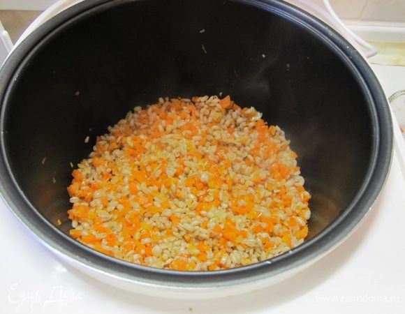 Добавить перловку, отваренную до полуготовности.