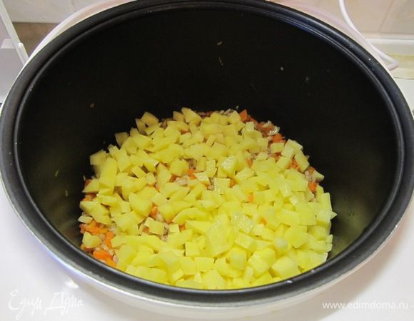 Выложить нарезанный картофель.