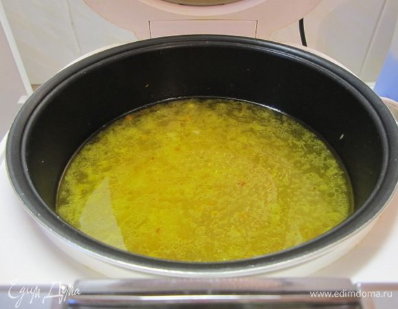 Залить горячей водой — 2,5 литра, посолить, поперчить. Варить 40-60 минут на программе "Суп".