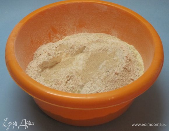 Для хлеба все три вида муки: пшеничную, пшеничную цельнозерновую и ржаную просеять, всыпать сухие дрожжи, 1 чайную ложку соли и сахар.