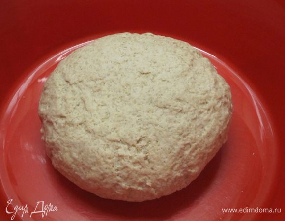 Влить 300 мл теплой воды и замесить тесто.