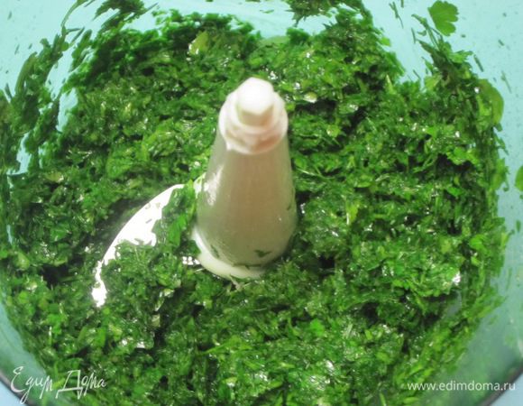 Влить 3 столовые ложки растительного масла, разбить блендером. Можно добавить немного воды.
