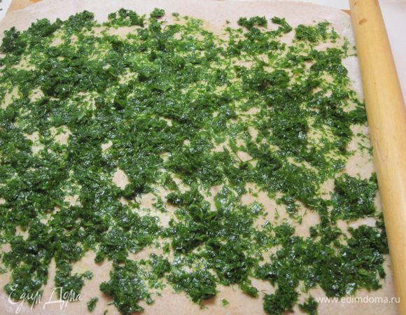 Тесто раскатать в пласт, выложить зелень.