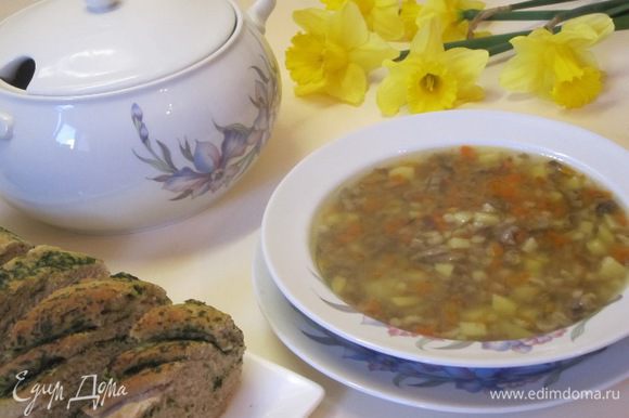 Налить суп грибной в тарелки и подать со свежеиспеченным хлебом. Приятного аппетита!!!