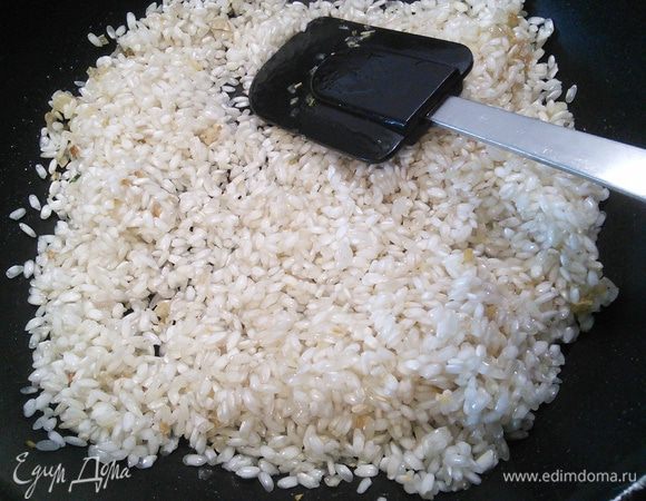 Для ризотто мелко порубить шалот и пассеровать его в разогретом оливковом масле до прозрачности, добавить рис, размешать, чтобы каждая рисинка была покрыта маслом и обжарить в течении двух минут. Параллельно поставить греться бульон. 