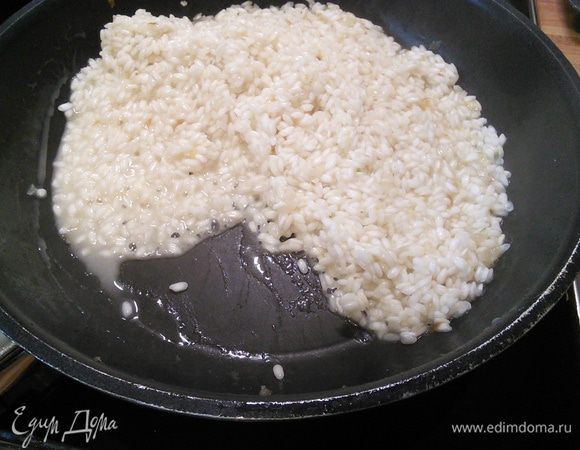 Влить вино, дать ему выпариться и можно начинать подливать горячий бульон порциями, помешивая и следя за тем, чтобы рис не подгорел, вливая следующюю порцию бульона. Бульон добавляется когда предыдущая количество жидкости впиталась рисом. Теперь можно посолить и поперчить. 